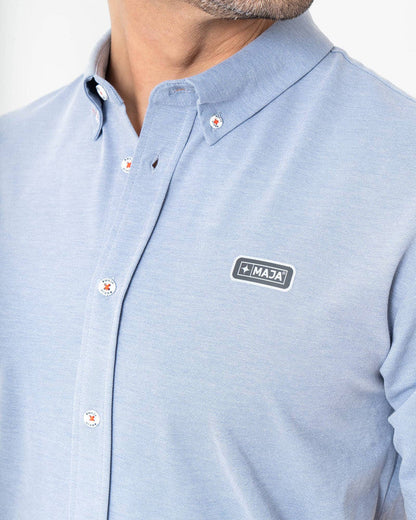 Camisa MAJA® Oxford, Azul cielo, vista lateral, fit Slim, Poliéster, con Tela estiramiento 4 vías, ideal para oficina