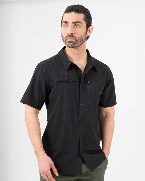 Camisa Outdoor Exploradora Manga Corta, Negro, vista frontal, fit Relajado, Poliéster, con Repelente al agua, ideal para oficina