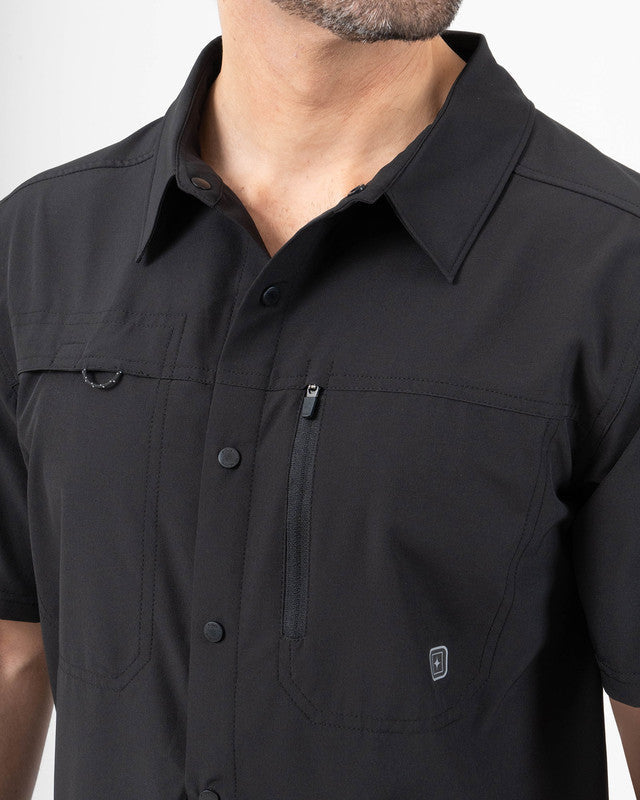 Camisa Outdoor Exploradora Manga Corta, Negro, vista lateral, fit Relajado, Poliéster, con Repelente al agua, ideal para oficina