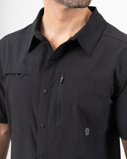 Camisa Outdoor Exploradora Manga Corta, Negro, vista lateral, fit Relajado, Poliéster, con Repelente al agua, ideal para oficina