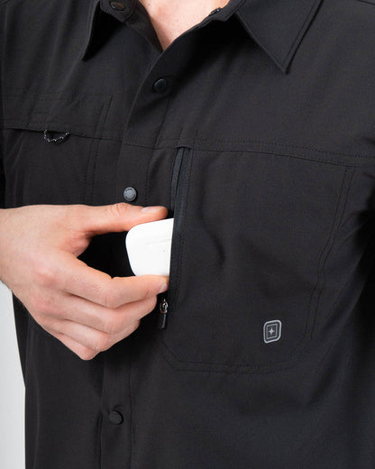 Camisa Outdoor Exploradora Manga Corta, Negro, detalle, fit Relajado, Poliéster, con Repelente al agua, ideal para oficina