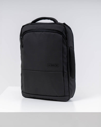 Mochila Misión MAJA®, Negro, vista frontal, Poliéster, ideal para llevar tus esenciales